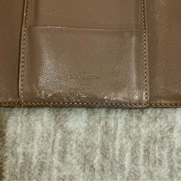 ✨💎LOUIS VUITTON💎✨ MAHINA WALLET WITH BOX AND GIFT! - Picture 9 of 12